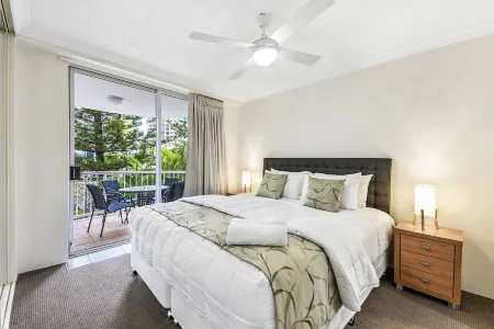 The Ritz Resort Heated Pool Отели рядом с достопримечательностью «Каскейд Гарденс»