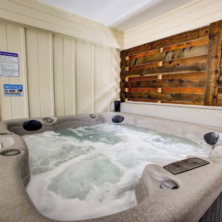 Casablanca Waco 5 Mins from Baylor and Magnolia with Hot Tub,Firepit, Pet Friendly