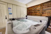 Casablanca Waco 5 Mins from Baylor and Magnolia with Hot Tub,Firepit, Pet Friendly