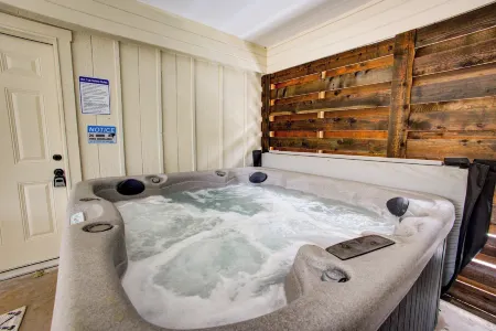 Casablanca Waco 5 Mins from Baylor and Magnolia with Hot Tub,Firepit, Pet Friendly