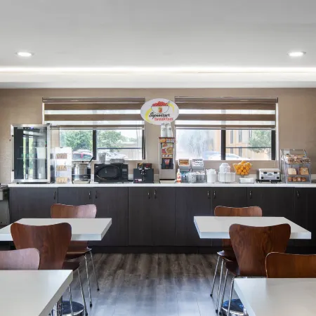 Super 8 by Wyndham Salina I-70