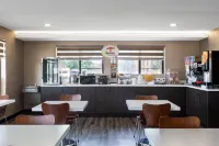 Super 8 by Wyndham Salina I-70 - Bữa sáng