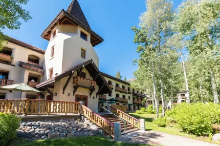 Olympic Village Inn Olympic Valley Отели рядом с достопримечательностью «Squaw Valley Ski Area»