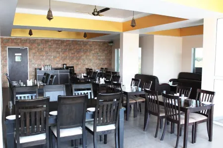 Adhunik Hotel Neemrana Отели в г. Неемрана