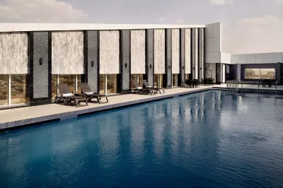 Radisson Blu Hotel and Convention Centre, Riyadh Minhal Hotel dekat Vlore