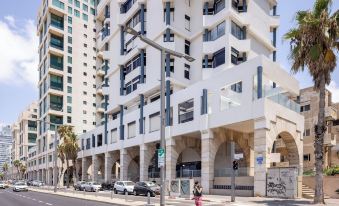 Chic 3Br Apt w Parking on the Beach with Shelter by Sea N' Rent