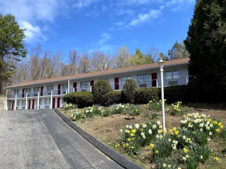 Economy Lodge 682 Main St Sturbridge Отели в г. Стербридж