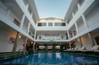 Runway Hotel - Pools