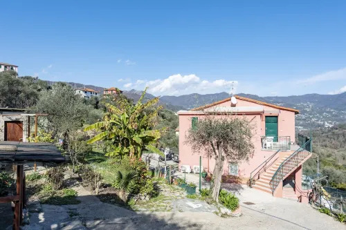 Alla Casa Rosa, Peaceful Apartment Surrounded by Greenery with Free Parking, WiFi & Air Conditioning