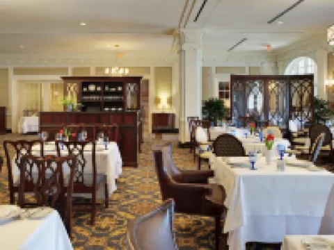 โรงแรมโรโนค แอนด์ คอนเฟอเรนซ์เซ็นเตอร์ คิวริโอ คอลเลกชั่น บาย ฮิลตัน โรงแรมในโรอาโนค