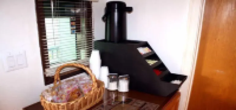 西薩克拉門託日落旅館套房酒店