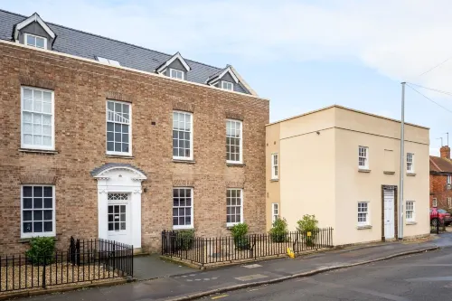 Elliot Oliver - 2 Bedroom Garden Apartment with Parking - Apartments