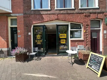 Hostel the Golden Stork Отели рядом со станцией Den Haag Hs Railway Station