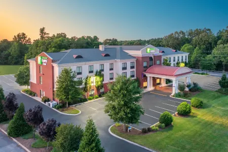 Holiday Inn Express & Suites Tullahoma by IHG