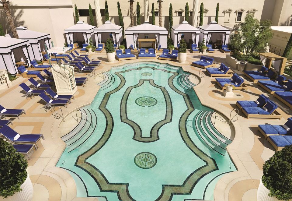 [시저스 스위트 앳 시저스 팰리스의 로비 및 복도 모습]