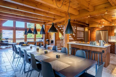 Le Chalet: Modern Design, Mountain views, Chef's Kitchen, Sauna & Hot Tub