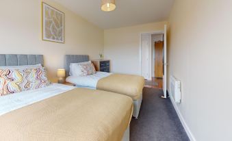 Basildon - 2 Bed Flat - Sleeps 5 - Near Station