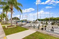 Canopy Cove Stunning 2BR Apt Heart of Downtown Hotels in Safety Harbor