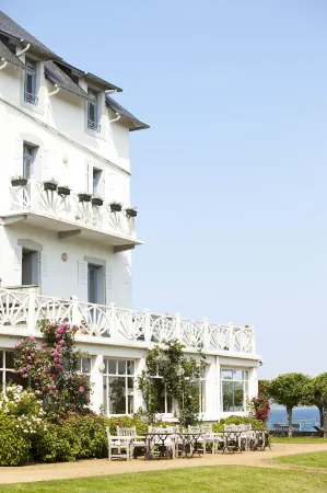 Le Grand Hotel des Bains & Spa - Bretagne Отели в г. Локирк