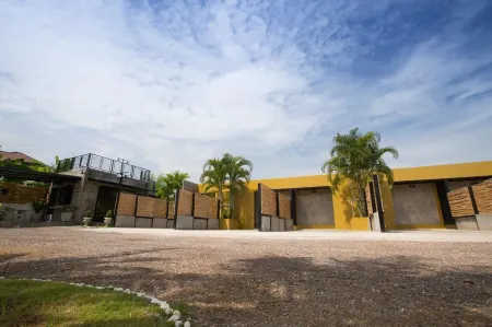 Pimchanok Resort Отели в г. Пхетчабури