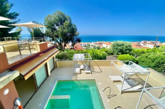 Rahoni Cronwell Hotel by Diomedes Group