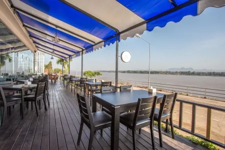 Blu Hotel Отели рядом с достопримечательностью «Wat Phra in Plaeng»