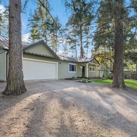 Family friendly house in Many Lakes with Hot Tub