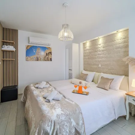 Central Split Rooms and Apartments Paese