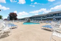 Outdoor Pool, Hot Tub and Tennis Courts - Charming Oasis Hotels in Wells