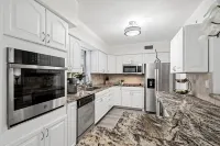 Pool and Arcade - Spacious Stylish Retreat