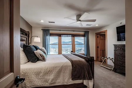 Slopeside on Tempest Trail – Ski-in/Ski-Out Luxury at Sunday River Отели в г. Ньюри