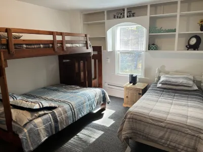 Cabin location in the middle of town! 3 bed/1 bath