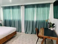 Midcentury House in B Bar H Ranch w/ Pool 화이트워터 패스 트레일헤드 주변 호텔
