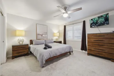 Centrally located Home near MCR, Blue Arena, I-25, RMNP easy access, Pool Table! Hotels near Christopher & Banks
