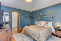 Fireplace, Hot Tub, Sauna– Adventure & Charming Towns!