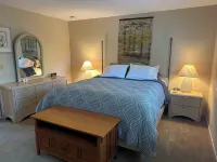 Charming 4-bedroom condo in Tahoe City with WiFi, Pool, Pickleball, Hot Tub