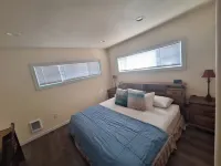 Charming 2-bedroom house with AC, WiFi in North Bend, pets ok, crabbing tools ノース・ベンドのホテル