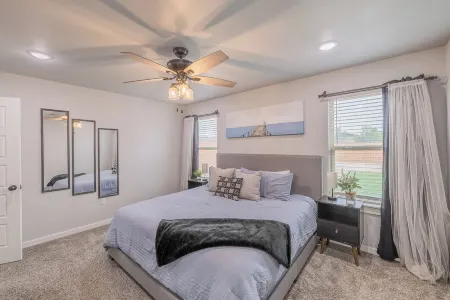 Charming 3-bedroom house near West End Shopping Center! Отели рядом с достопримечательностью «Thunderzone Family Fun»