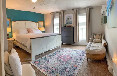 Lil' Ms. Clementine 2-Bedroom Home in Historic District with Golfcart Option