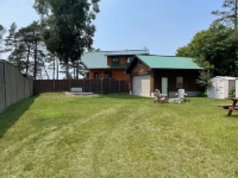 曼尼圖林島上的四居室小屋 - 緊鄰沙灘！