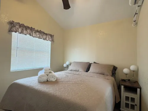 Comfy 1-bedroom mobile home in Hanford near Downtown