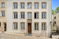 Modern Apt Old Town w Panoramic View ID4 Hôtels à : Ville-Haute