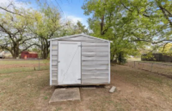 Midtown Fenced Yard & Patio- White Acres Retreat