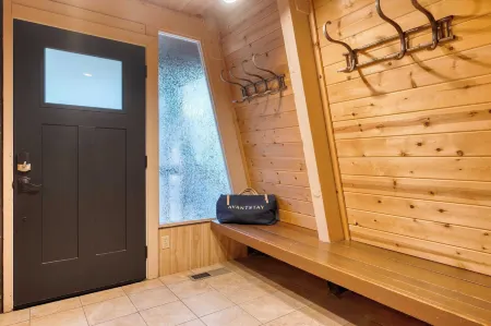 Lundy Bearden Serene Tahoe Retreat With Deck, Fireplace, and Forest Views Отели в г. Carnelian Bay