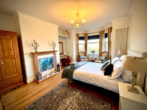 5 Guests - 2 Bedrooms - Free Parking - 1min Beach - Condos