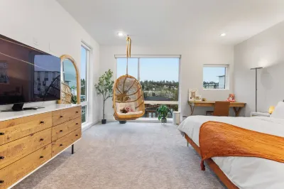 Luxe Central Home with Views & Rooftop Hotels in Atlantic