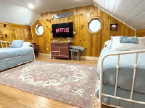 Cozy all season cabin w/ private boathouse & dock! 帕爾邁拉酒店