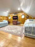 Cozy all season cabin w/ private boathouse & dock!