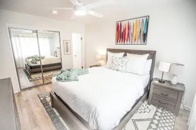 Charming 1-bedroom beach house in downtown Manhattan Beach steps from the sand Hôtels à proximité de : Waller Football Stadium