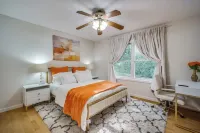 Townhouse with Pool Table - Renovated w/ King Bed Hotels in Chicopee